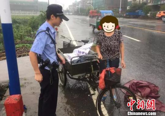 图为:民警为六旬老人找回三轮车。 浦江公安供图 摄 图为:民警为六旬老人找回三轮车。 浦江公安供图 摄