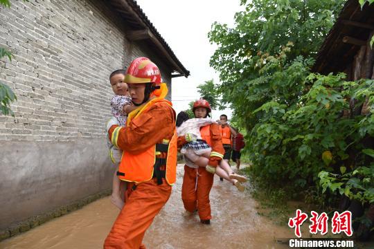 湖南津市消防官兵涉水转移药山镇被困人员 覃正文 摄 湖南津市消防官兵涉水转移药山镇被困人员 覃正文 摄