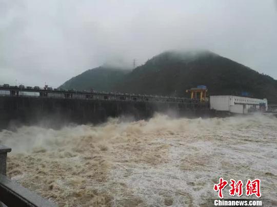 浙江富春江水库开闸泄洪。厉永滨提供 浙江富春江水库开闸泄洪。厉永滨提供