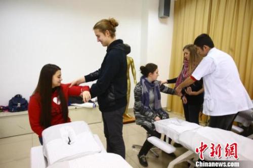 中医药文化成为中国“名片”,越来越受到海内外热捧,来华学习中医中药的洋学生人数与日俱增。 芊烨 摄 中医药文化成为中国“名片”,越来越受到海内外热捧,来华学习中医中药的洋学生人数与日俱增。 芊烨 摄