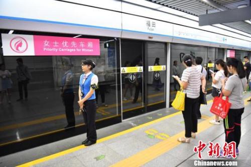 6月26日,深圳地铁率先在1、3、4、5号线双方向列车首、末节车厢进行女士优先车厢试点工作,深圳地铁通过站内广播、导向标识、车站告示等方式进行引导。目前深圳地铁日客运量达450万人次。 陈文 摄 6月26日,深圳地铁率先在1、3、4、5号线双方向列车首、末节车厢进行女士优先车厢试点工作,深圳地铁通过站内广播、导向标识、车站告示等方式进行引导。目前深圳地铁日客运量达450万人次。 陈文 摄