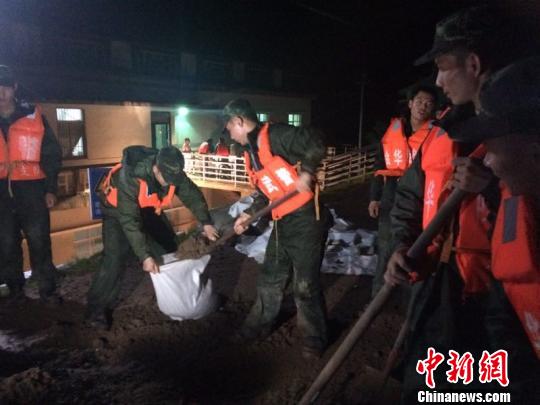 部队官兵连夜抢险救援 奚金燕 摄 部队官兵连夜抢险救援 奚金燕 摄