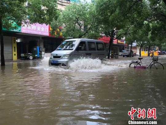 持续暴雨,城区漫水 奚金燕 摄 持续暴雨,城区漫水 奚金燕 摄