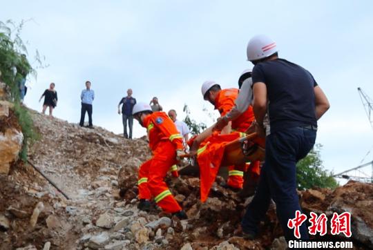 图为被困者被成功救出,抬上担架。 杨逍 摄 图为被困者被成功救出,抬上担架。 杨逍 摄
