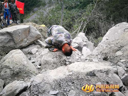 面对家的方向,王昊跪地连连磕头 面对家的方向,王昊跪地连连磕头