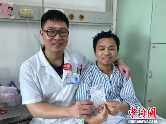 晋江市医院的一名患者在卡片上写下对医生的感谢与祝福。 牛效礼 摄 晋江市医院的一名患者在卡片上写下对医生的感谢与祝福。 牛效礼 摄