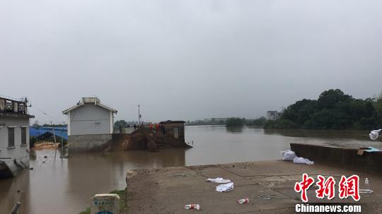 兰江支流梅溪前畈排涝站挡墙发生局部坝体坍塌,导致香溪洲上黄沙圩片陆续进水 周禹龙 摄 兰江支流梅溪前畈排涝站挡墙发生局部坝体坍塌,导致香溪洲上黄沙圩片陆续进水 周禹龙 摄