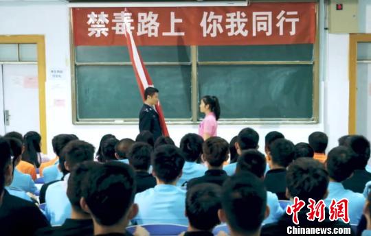 图为青海首部禁毒公益宣传片《禁毒路上,你我同行》视频截图。 张添福 摄 图为青海首部禁毒公益宣传片《禁毒路上,你我同行》视频截图。 张添福 摄