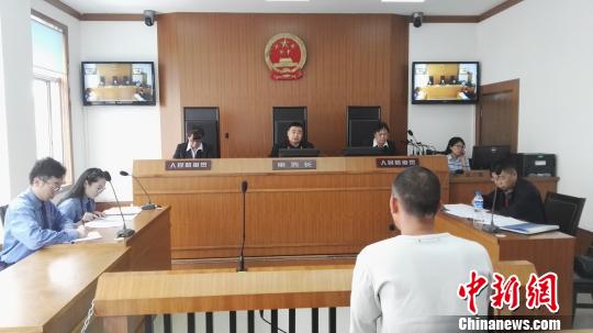 图为昆明中院当日审理的一起毒品案件。 刘红春 摄 图为昆明中院当日审理的一起毒品案件。 刘红春 摄