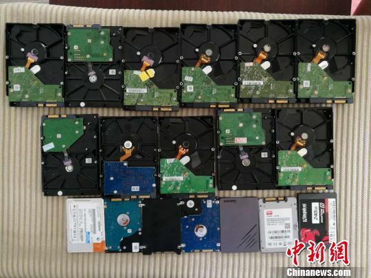 警方现场扣押的部分物品。 警方供图 警方现场扣押的部分物品。 警方供图