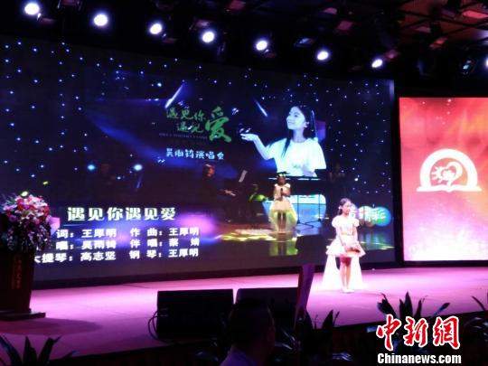 “大手牵小手 把爱传出去”阳光雨露第二届关爱留守儿童群星公益晚会新闻发布会26日在广州举行。 唐贵江 摄 “大手牵小手 把爱传出去”阳光雨露第二届关爱留守儿童群星公益晚会新闻发布会26日在广州举行。 唐贵江 摄