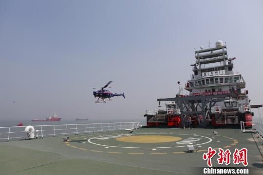 空中监测溢油的无人机正在起飞。 纪鹏 摄 空中监测溢油的无人机正在起飞。 纪鹏 摄