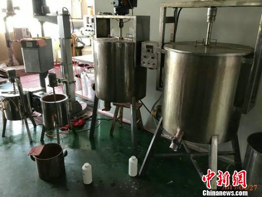 图为:化妆品生产机器。东阳警方供图 图为:化妆品生产机器。东阳警方供图