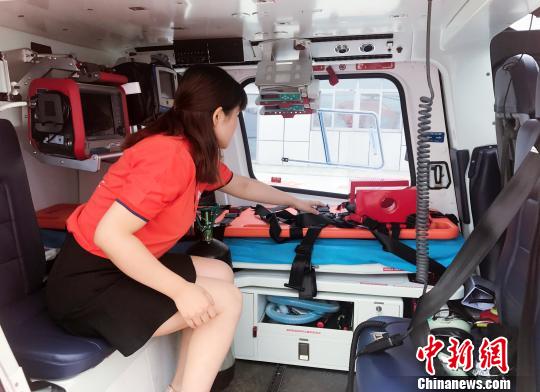 图为工作人员正在整理直升机的急救舱,舱里配有脊柱板、呼吸机、除颤监护仪、氧气瓶、注射泵和吸痰器等运用空中救援特别订购器材。 高吕艳杏 摄 图为工作人员正在整理直升机的急救舱,舱里配有脊柱板、呼吸机、除颤监护仪、氧气瓶、注射泵和吸痰器等运用空中救援特别订购器材。 高吕艳杏 摄