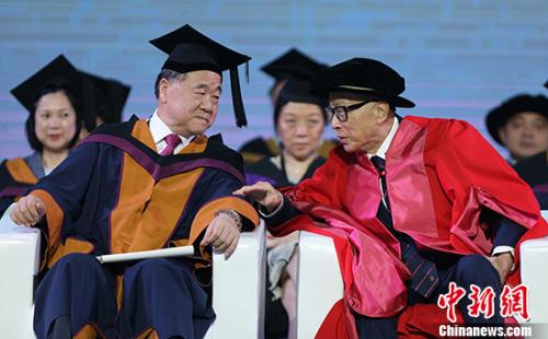李嘉诚和莫言在汕头大学毕业典礼上。图片来源:视觉中国 李嘉诚和莫言在汕头大学毕业典礼上。图片来源:视觉中国