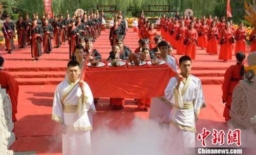 图为河北美术学院举行汉式风格毕业典礼 翟羽佳 摄 图为河北美术学院举行汉式风格毕业典礼 翟羽佳 摄