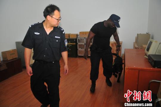 图为房间搜查训练 车文芳 摄 图为房间搜查训练 车文芳 摄