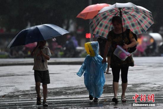 福州市民冒着大雨出行。 张斌 摄 福州市民冒着大雨出行。 张斌 摄