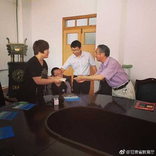 6月28日,清华大学甘肃校友会向魏祥同学资助一万元。图片来源:甘肃省教育厅官方微博 6月28日,清华大学甘肃校友会向魏祥同学资助一万元。图片来源:甘肃省教育厅官方微博