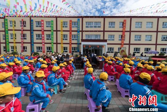 图为6月28日,岗堆镇小学校园里的装配式钢结构教学楼外景。 何蓬磊 摄 图为6月28日,岗堆镇小学校园里的装配式钢结构教学楼外景。 何蓬磊 摄