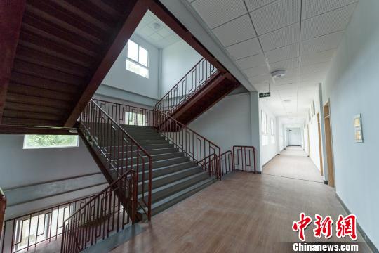 图为6月28日,岗堆镇小学校园里的装配式钢结构教学楼内景。 何蓬磊 摄 图为6月28日,岗堆镇小学校园里的装配式钢结构教学楼内景。 何蓬磊 摄