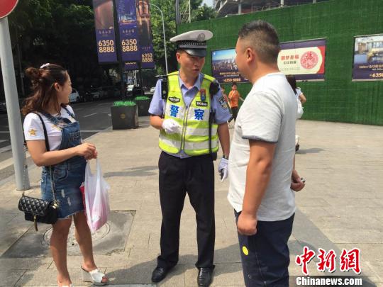 民警正在教育随意穿行扰乱正常通行秩序的行人 彭涛 摄 民警正在教育随意穿行扰乱正常通行秩序的行人 彭涛 摄