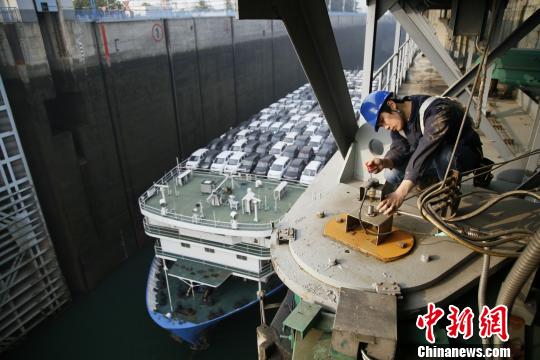 葛洲坝船闸维修人员在修理调试人字门设备 郑爽 摄 葛洲坝船闸维修人员在修理调试人字门设备 郑爽 摄