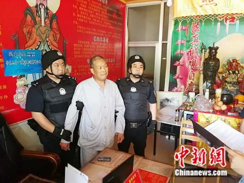 “老赖”范某某被法院执行人员控制。记者 张尼 摄 “老赖”范某某被法院执行人员控制。记者 张尼 摄