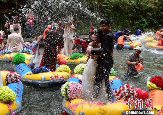广东清远8对新人举行“漂流婚礼”。 曾令华 摄 广东清远8对新人举行“漂流婚礼”。 曾令华 摄