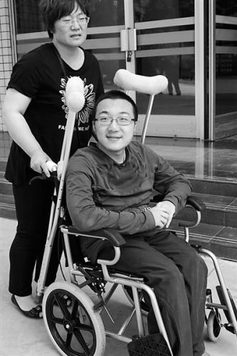 夏瑞云去学校接魏祥回家。新华网照片 夏瑞云去学校接魏祥回家。新华网照片