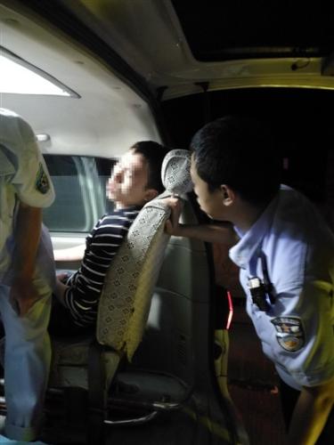 廖强被警方救下 廖强被警方救下