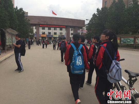 6月28日,定西一中在校学生下课放学。 刘薛梅 摄 6月28日,定西一中在校学生下课放学。 刘薛梅 摄