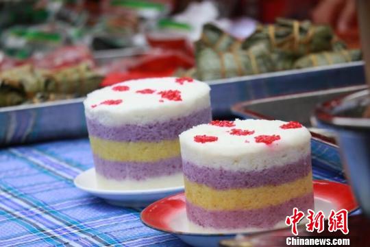 首届国际山地美食节暨金州“三碗粉”美食节上展示的贵州山地美味小吃。 瞿宏伦 摄 首届国际山地美食节暨金州“三碗粉”美食节上展示的贵州山地美味小吃。 瞿宏伦 摄