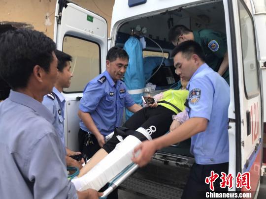 民警将受伤驴友及时送医救治 陈璐 摄 民警将受伤驴友及时送医救治 陈璐 摄