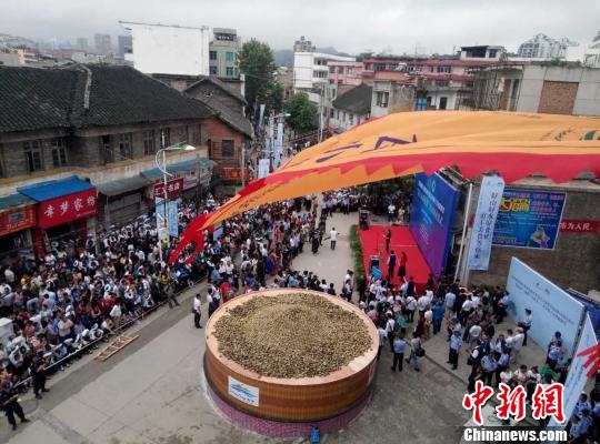 经上海大世界基尼斯总部认证的“最大木质蒸笼”。 陈威 摄 经上海大世界基尼斯总部认证的“最大木质蒸笼”。 陈威 摄