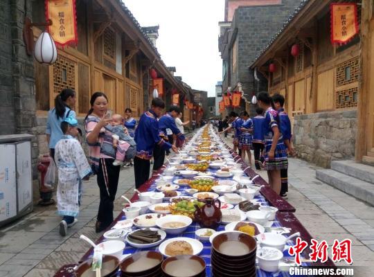 游客在品尝贞丰糯食美食。 李克 摄 游客在品尝贞丰糯食美食。 李克 摄