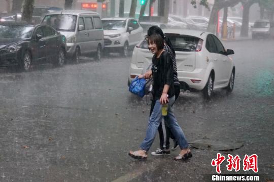 图为突遇降雨的行人。 燕武 摄 图为突遇降雨的行人。 燕武 摄