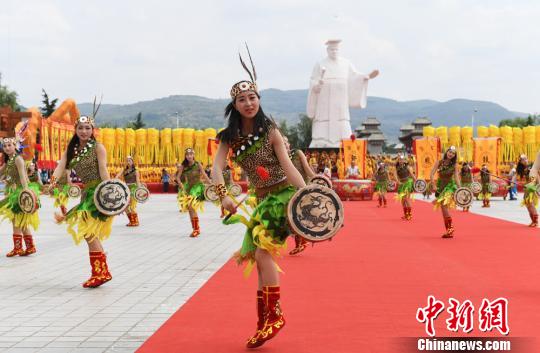 民众通过祭祀活动、文化展演等活动传承华夏文明,瞻仰敬拜人文初祖轩辕黄帝,祈福中华民族繁荣昌盛。 杨艳敏 摄 民众通过祭祀活动、文化展演等活动传承华夏文明,瞻仰敬拜人文初祖轩辕黄帝,祈福中华民族繁荣昌盛。 杨艳敏 摄