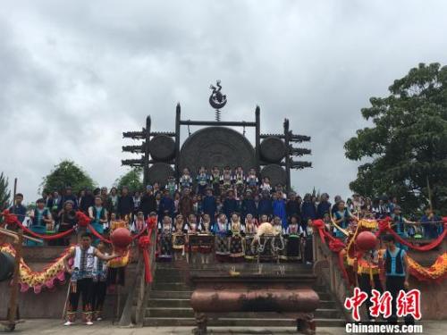 图为祭祀铜鼓现场,布依族同胞齐唱祭祀歌。 袁超 摄 图为祭祀铜鼓现场,布依族同胞齐唱祭祀歌。 袁超 摄