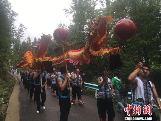 图为神龙扫寨,当地人用龙赶秽气,传万福。 袁超 摄 图为神龙扫寨,当地人用龙赶秽气,传万福。 袁超 摄