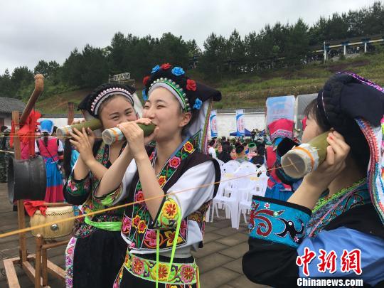 图为布依族传统的“土电话”传爱意活动。 袁超 摄 图为布依族传统的“土电话”传爱意活动。 袁超 摄