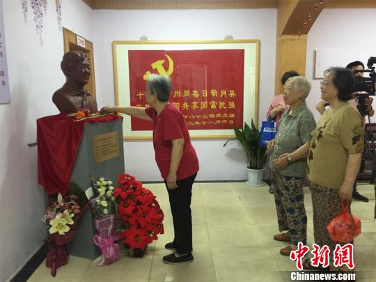 居民为雕像献花。 谈晓轶 摄 居民为雕像献花。 谈晓轶 摄