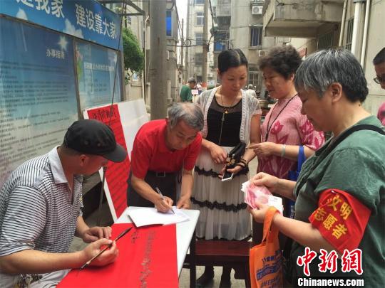 “许巧珍助困金”捐款台人头攒动。 谈晓轶 摄 “许巧珍助困金”捐款台人头攒动。 谈晓轶 摄