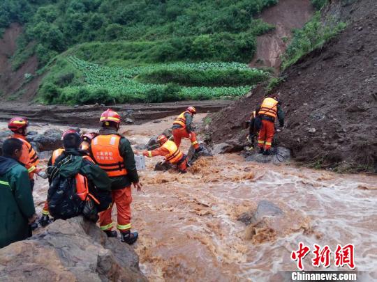 图为消防官兵在救援路上。寻甸县消防大队 图为消防官兵在救援路上。寻甸县消防大队