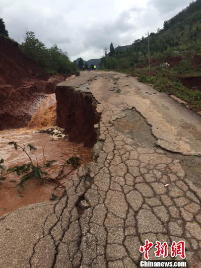 图为寻甸县因洪水坍塌的公路。寻甸县消防大队 图为寻甸县因洪水坍塌的公路。寻甸县消防大队