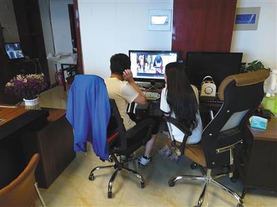 6月24日,运营人员正从后台观察主播的直播情况。 新京报记者 罗亦丹 摄 6月24日,运营人员正从后台观察主播的直播情况。 新京报记者 罗亦丹 摄