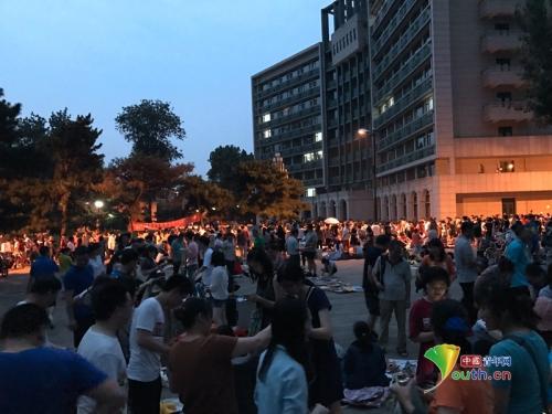 人大跳蚤市场生意火爆。中国青年网记者张瑞宇摄 人大跳蚤市场生意火爆。中国青年网记者张瑞宇摄