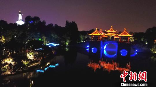 图为夜游瘦西湖,五亭桥畔看“大月亮”。 孟德龙 摄 图为夜游瘦西湖,五亭桥畔看“大月亮”。 孟德龙 摄