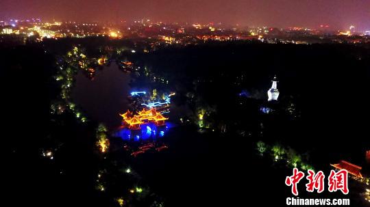 图为俯瞰瘦西湖夜景。 孟德龙 摄 图为俯瞰瘦西湖夜景。 孟德龙 摄