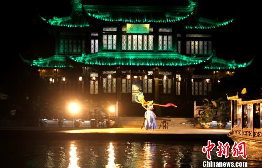 图为夜游瘦西湖,观看木偶《茉莉花》表演。 崔佳明 摄 图为夜游瘦西湖,观看木偶《茉莉花》表演。 崔佳明 摄